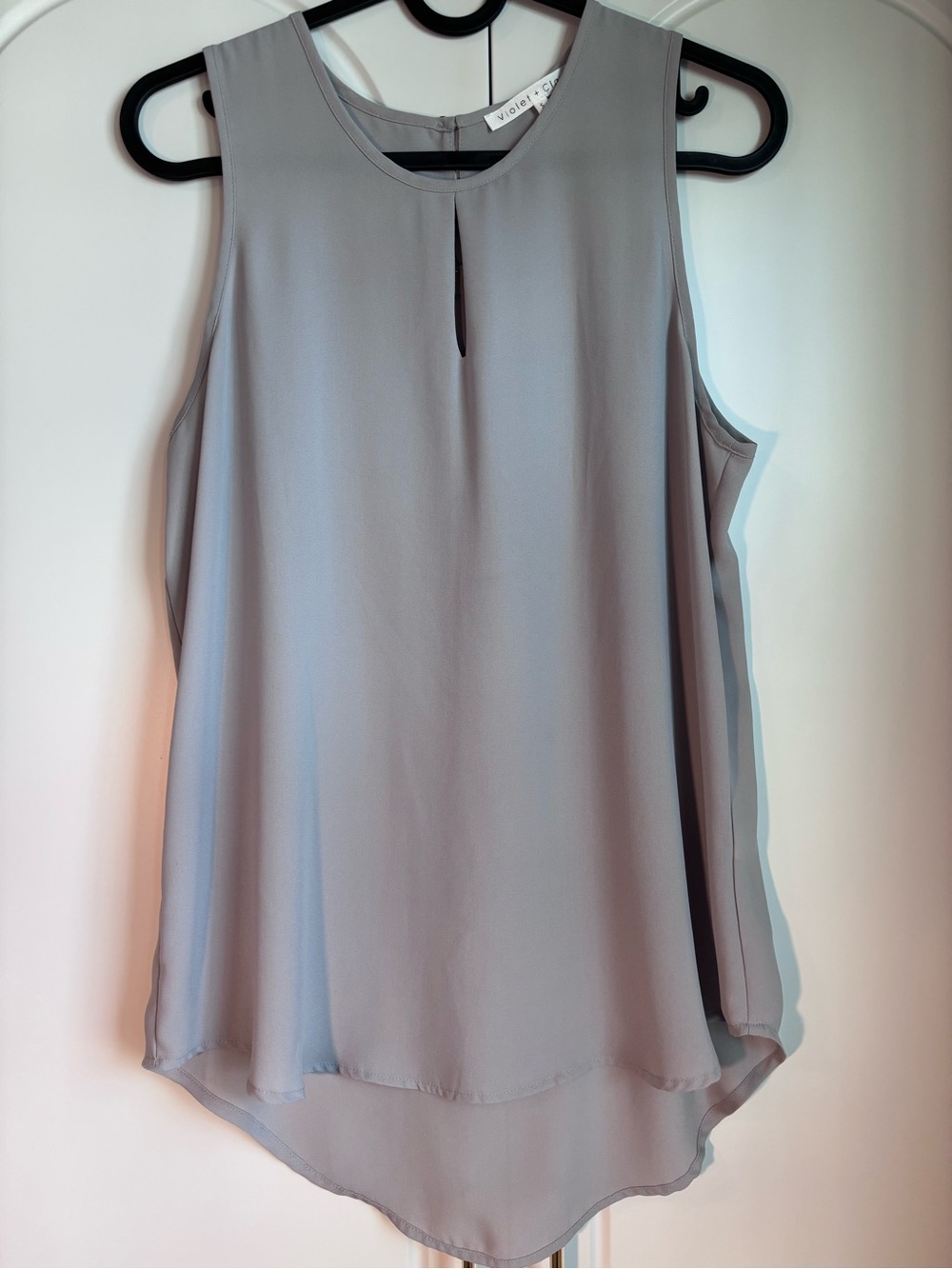 Violet & Claire Sleeveless Keyhole High-Low Tank in Light Gray
